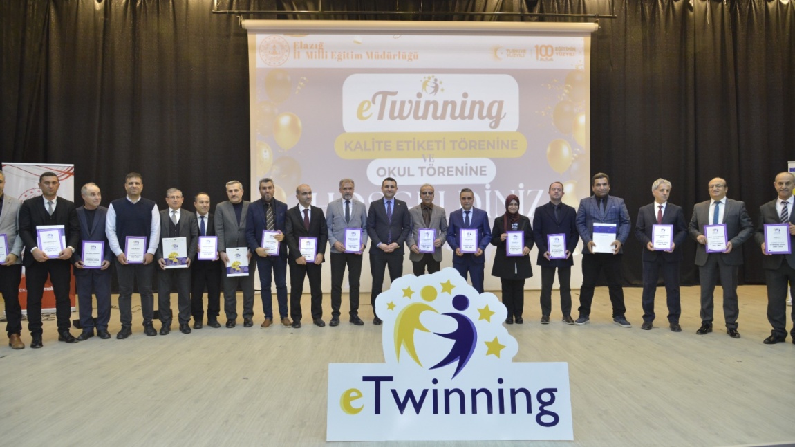 Milli Eğitim Müdürlüğü Kalite Etiketi ve eTwinning Okulu Törenindeyiz