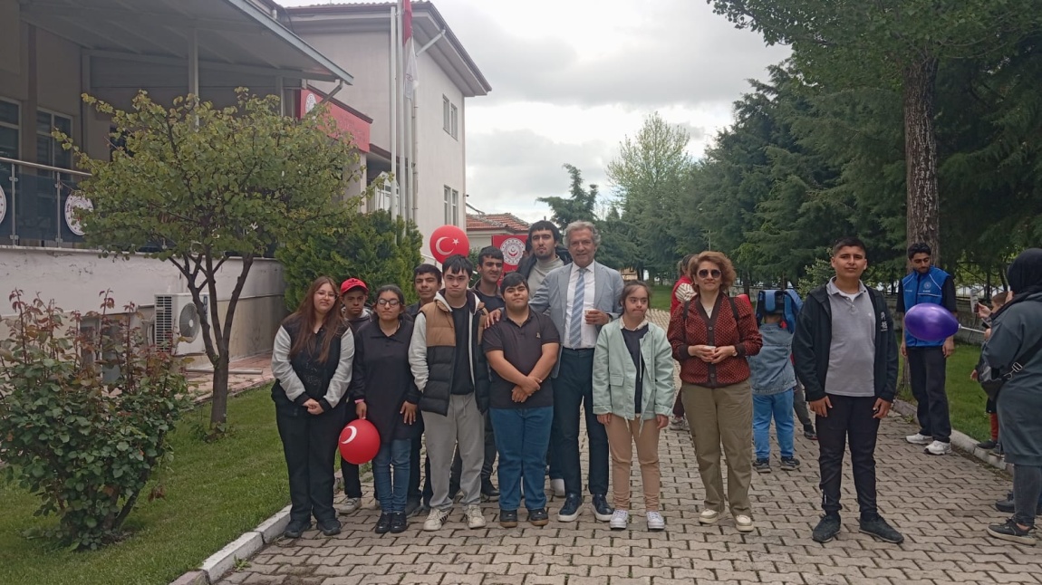 Öğrencilerimiz Engelliler Haftası Uçurtma Etkinliğinde Gönüllerince Eğlendi
